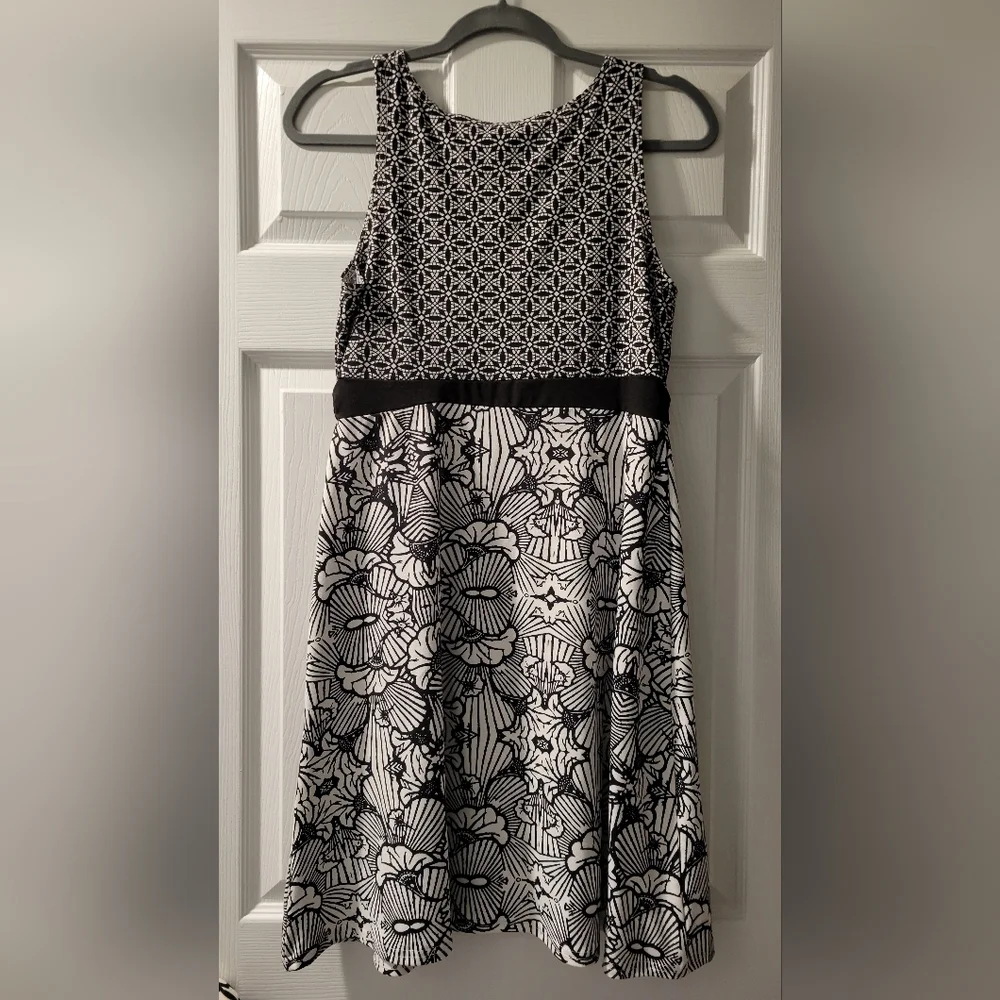 Black & White Sleeveless Lola Dress- Size M - Picture 2 of 9